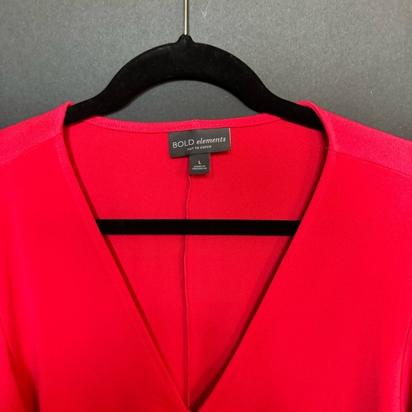 BOLD elements Cut to Curve with cut out and keyhole elements Shirt - Picture 3 of 9